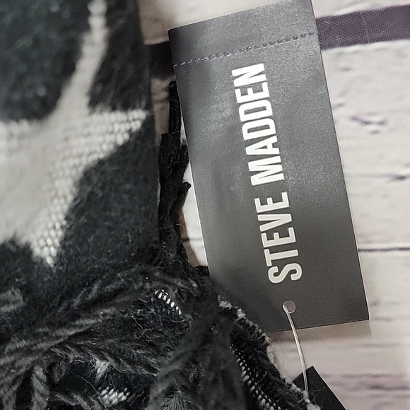 Steve Madden Reversable Oversized Scarf Black/ White NWT!🎁 - Picture 5 of 5